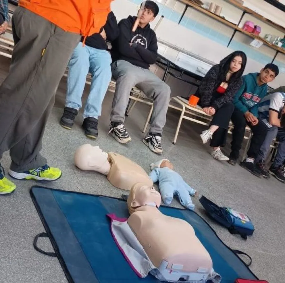 Protección Civil sigue capacitando secundarios en Primeros Auxilios y RCP