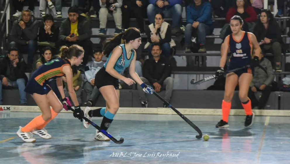 Los menores del hockey local salen a la cancha y los mayores se ponen al día 