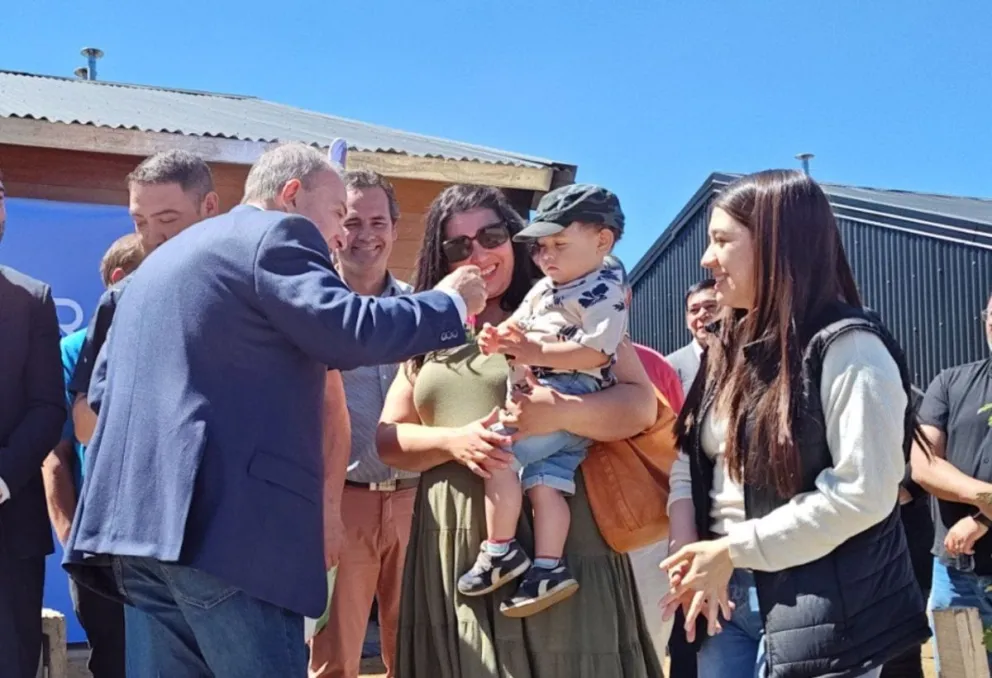 Pessati participó de la entrega de 100 viviendas en Bariloche