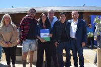 Cortés participó en la entrega de 100 viviendas del IPPV en el barrio Frutillar