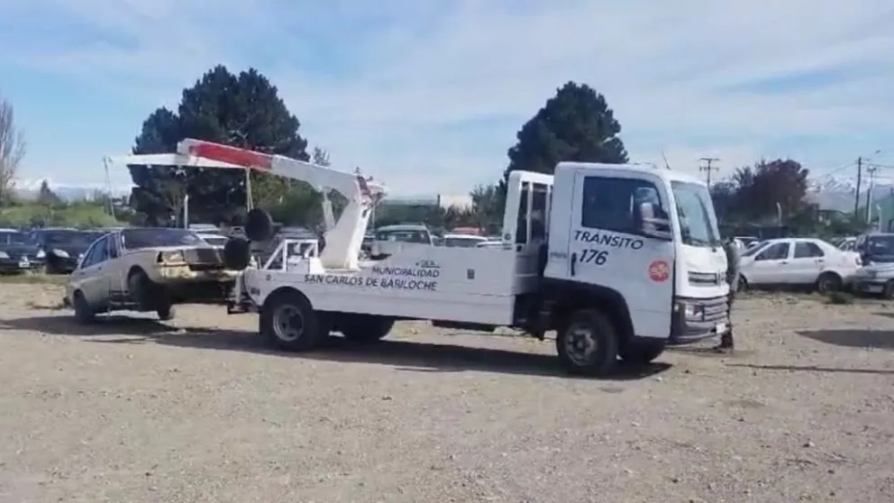 Capacitan al personal municipal que operará con los nuevos camiones grúa