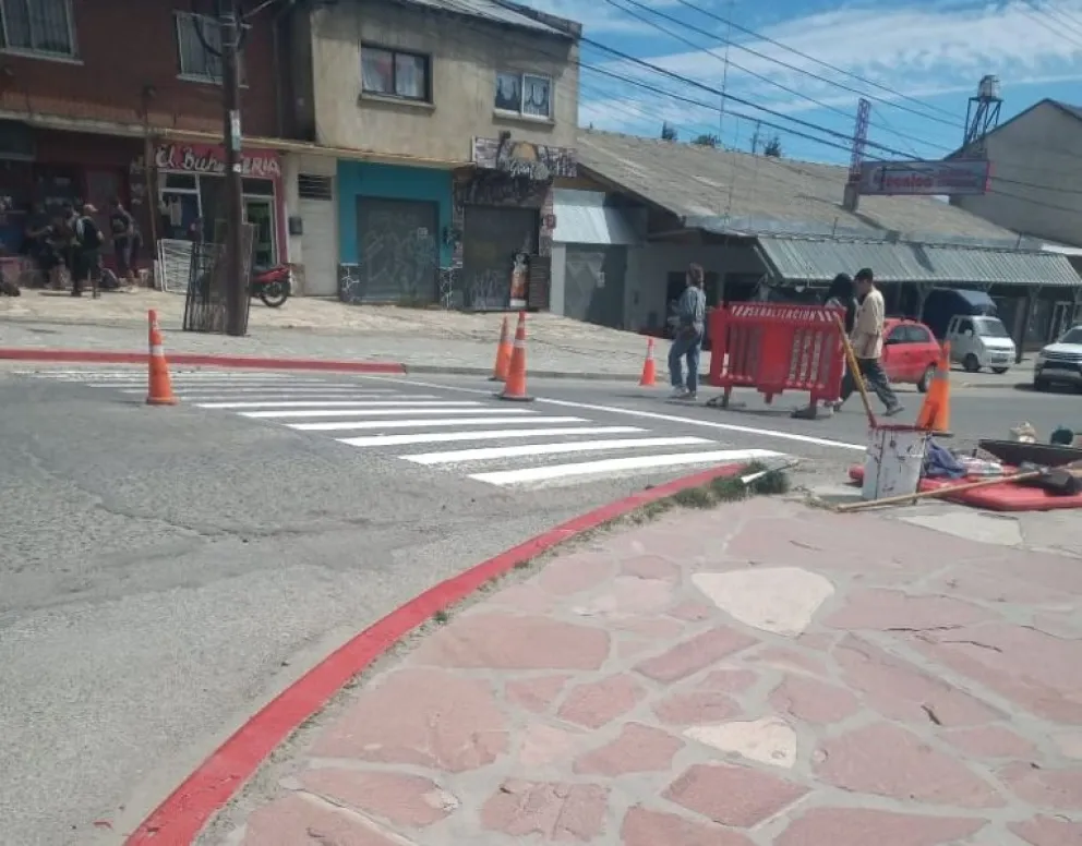 Avanza el repintado de sendas y cordones en Onelli y Neuquén
