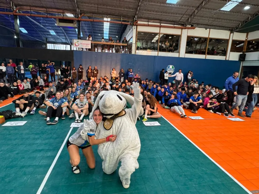 Gran inicio en Bariloche del Provincial final de Vóley Sub18: así fue la primera jornada 