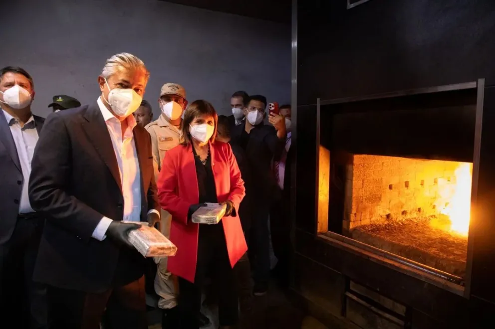 Bullrich encabezó la quema de casi 800 kilos de cocaína en Neuquén