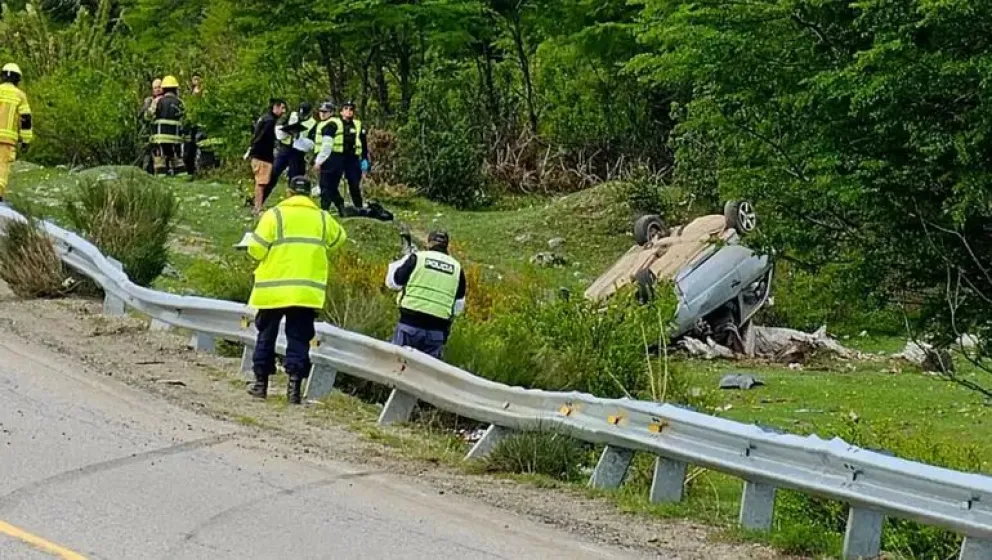 Una joven murió y otra resultó herida tras un vuelco en la Ruta de los Siete Lagos