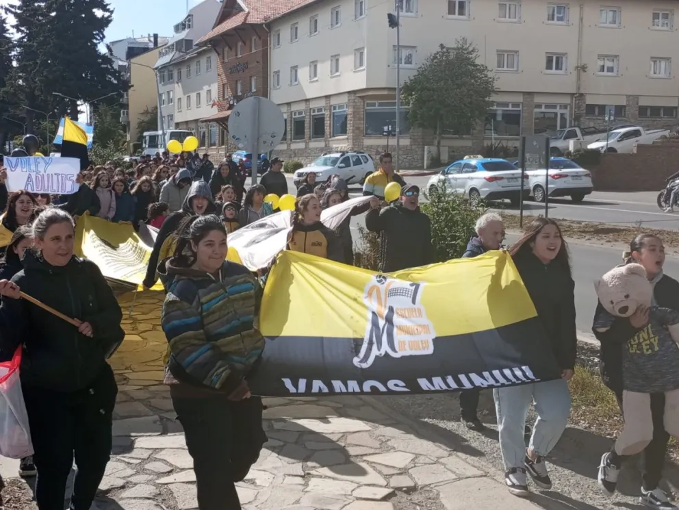 Vecinos de Bariloche marcharon en defensa de los gimnasios municipales