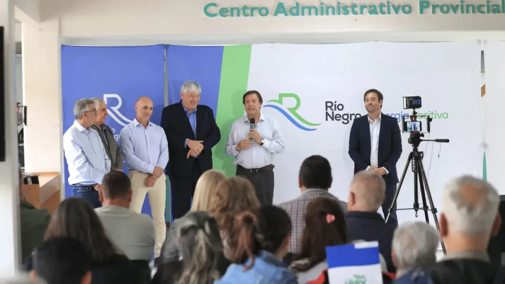 Weretilneck entregó viviendas, escrituras y firmó convenios en Bariloche