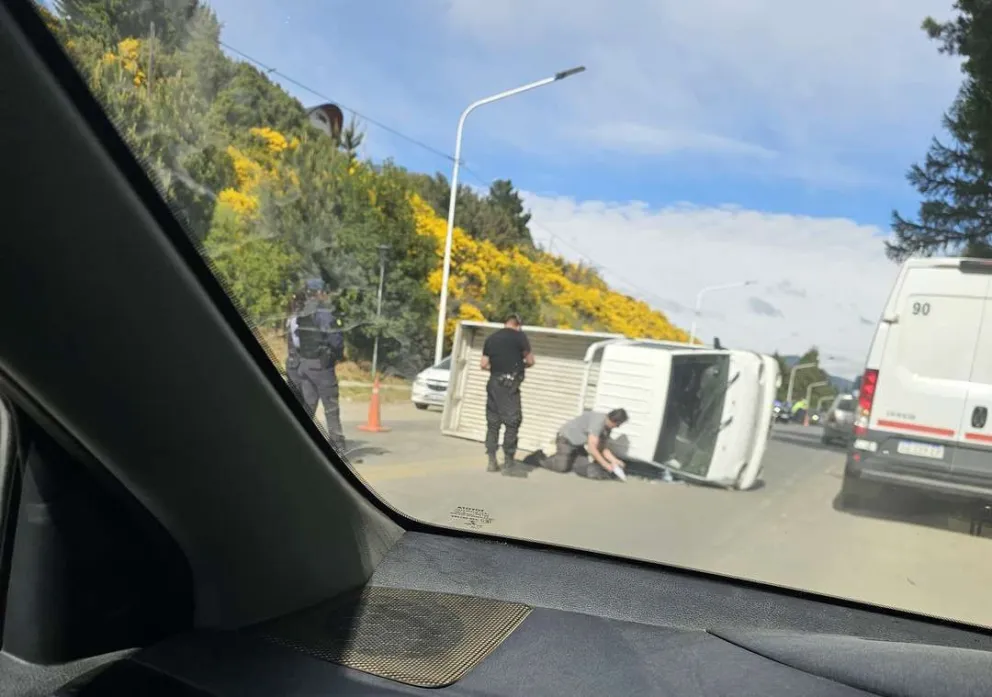 Violento choque y vuelco frente a la Terminal de Ómnibus