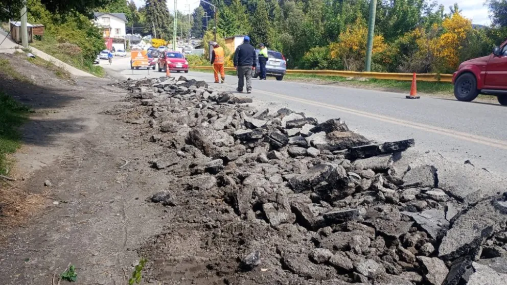 Relizan trabajos de bacheo en Pioneros al 5.700