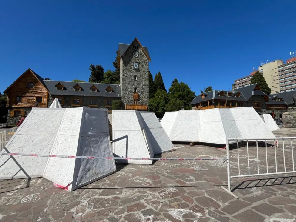 Comenzó el armado del árbol gigante de Navidad sin tapar el monumento a Roca