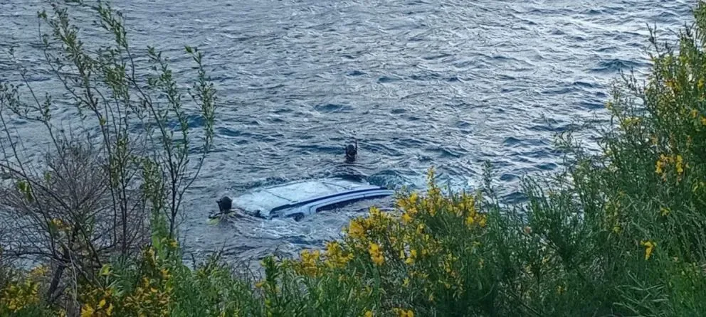 Despiste en Ruta 40: vehículo cayó al lago Nahuel Huapi