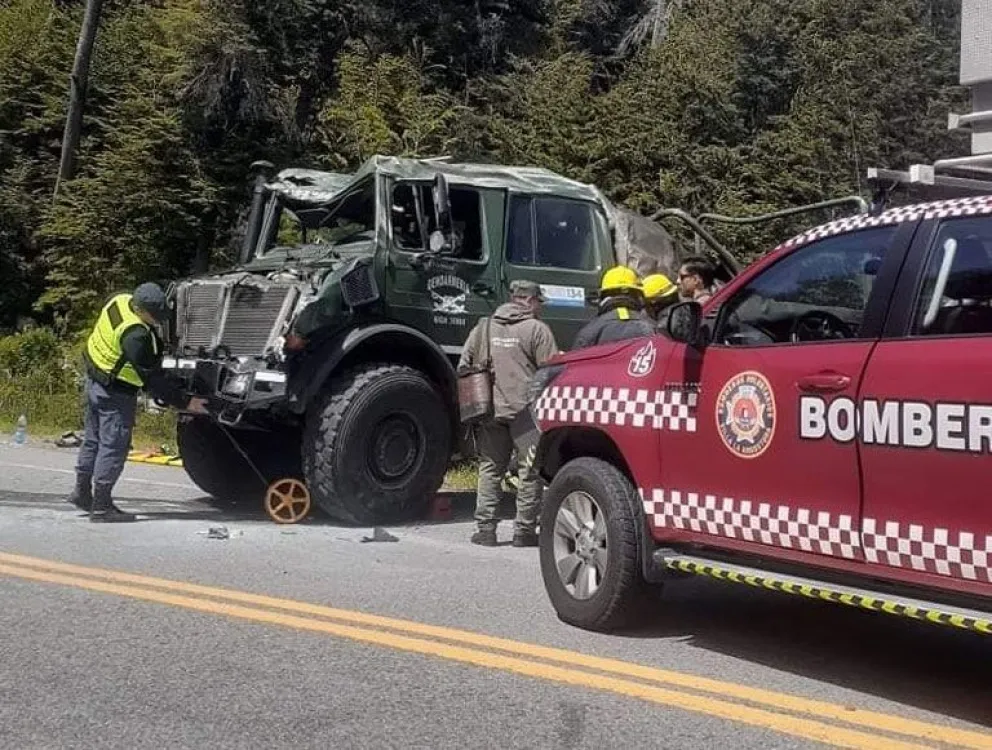 Seis heridos tras el vuelco de un camión de Gendarmería cerca de Villa La Angostura