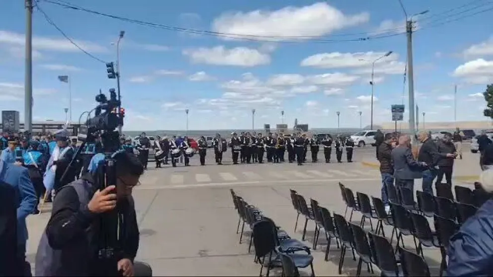 La banda de la Policía de Chubut "despidió" a Bullrich con un tema de la Mona Jiménez