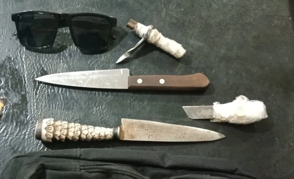 Un detenido y un demorado luego de robar elementos de un vehículo