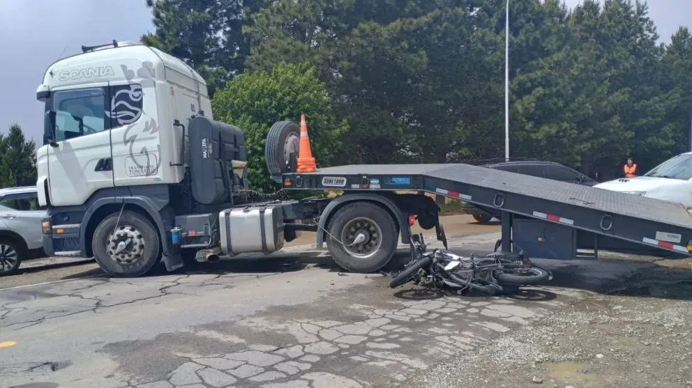 Motociclista embistió a un camión a metros del acceso al aeropuerto