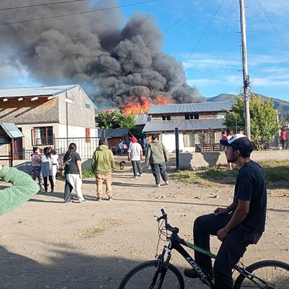 Se incendió una iglesia y viviendas en el barrio El Frutillar