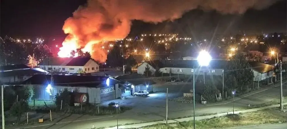 Un voraz incendio destruyó una casa y un depósito en el 2 de Abril