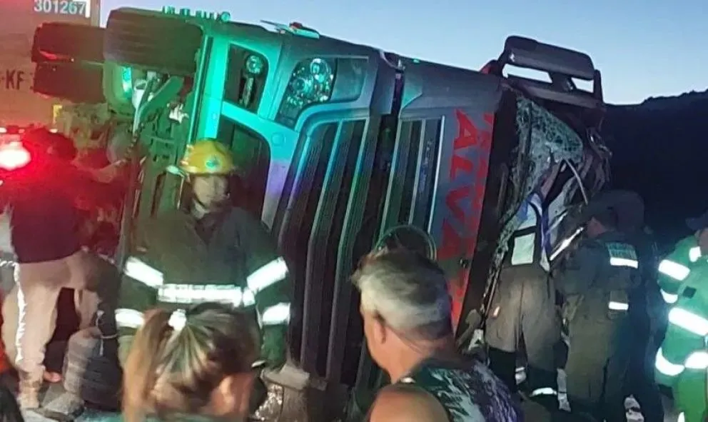 Grave accidente en la Ruta 40: un camión chileno volcó en El Foyel