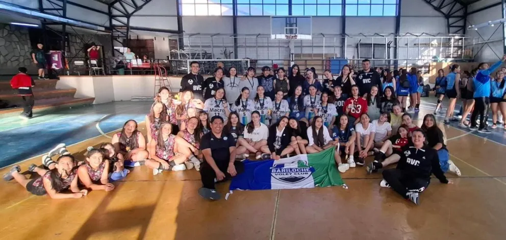 Las formativas del Bariloche Vóley Club jugaron en Villa la Angostura