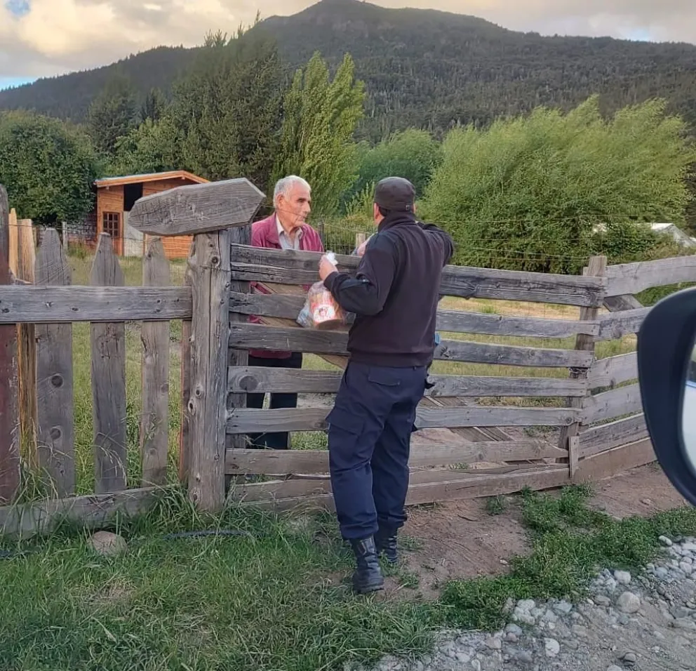 La Policía de Río Negro colaboró con la distribución de panes dulces solidarios