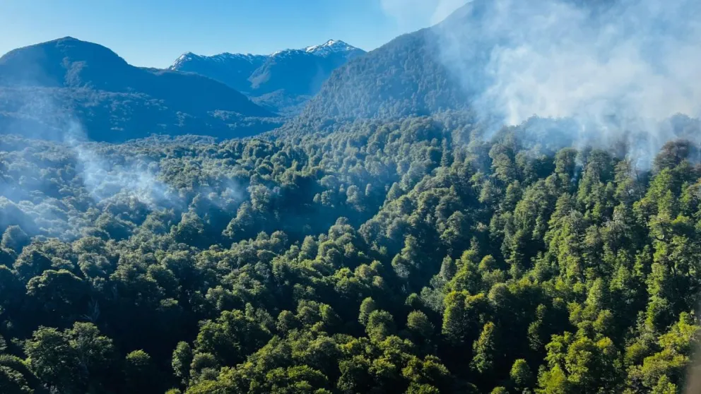 Combaten dos focos de incendio en el sur del Parque Nacional Nahuel Huapi