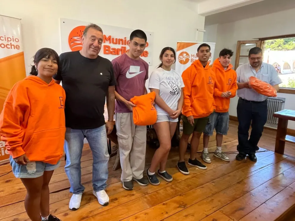 Se entregaron los buzos de egresados a los colegios ganadores de la Semana de la Juventud 2024