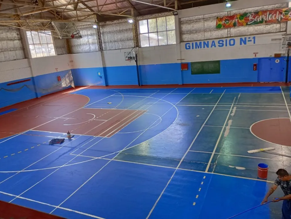 Mejoran el piso del Gimnasio Municipal N°1 para las actividades de verano