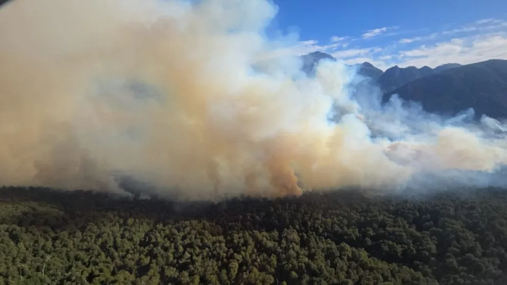 Incendio en el lago Los Manzanos: El calor y el viento complican las tareas