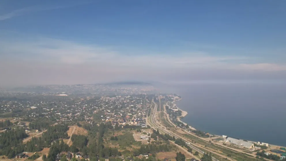 Así se vio la nube de humo desde el aire en Bariloche