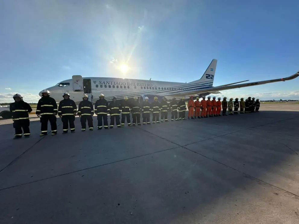 Llegan dos aviones hidrantes desde Santiago del Estero para sumarse al combate del fuego en Lago Martin