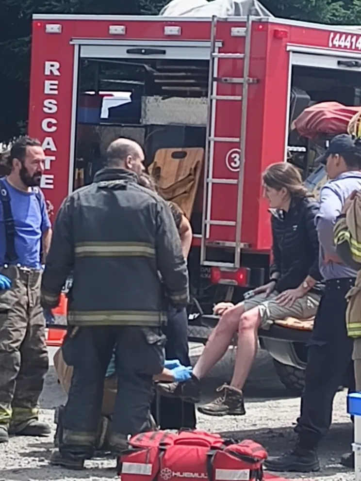 Videos: Así rescataron a la parapentista que quedó colgada de los cables eléctricos