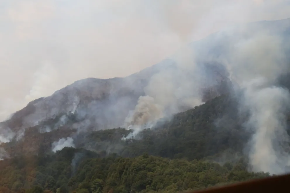 Con refuerzo aéreo, continúa el combate del fuego en la Reserva Los Manzanos 