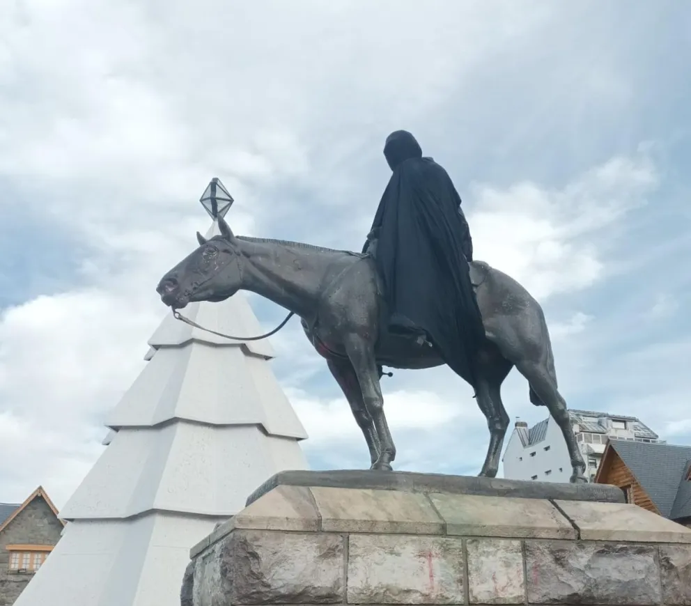 Cortés se enfrentó a manifestantes por cubrir monumento de Roca en el Centro Cívico