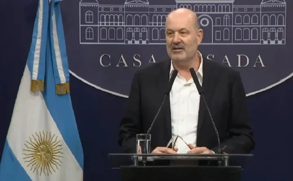Sturzenegger anticipó que las empresas públicas deberán tomar examen antes de contratar personal