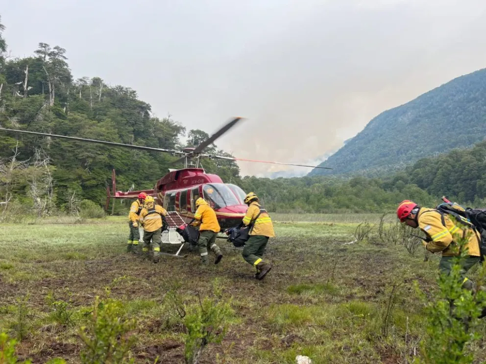 Incendio en Los Manzanos: El viento y las lloviznas dificultaron las operaciones aéreas con aviones hidrantes,