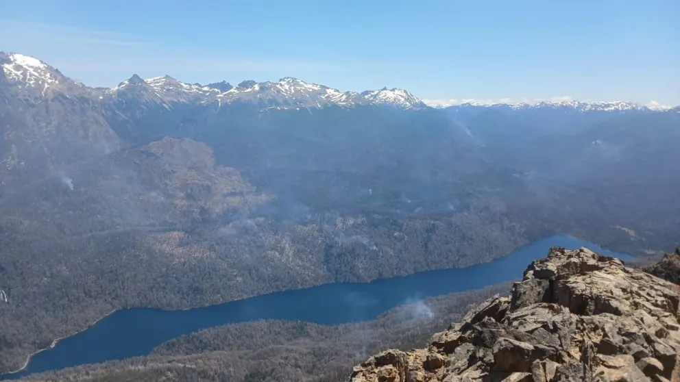 Con un gran despliegue continúa el combate contra el fuego en Los Manzanos