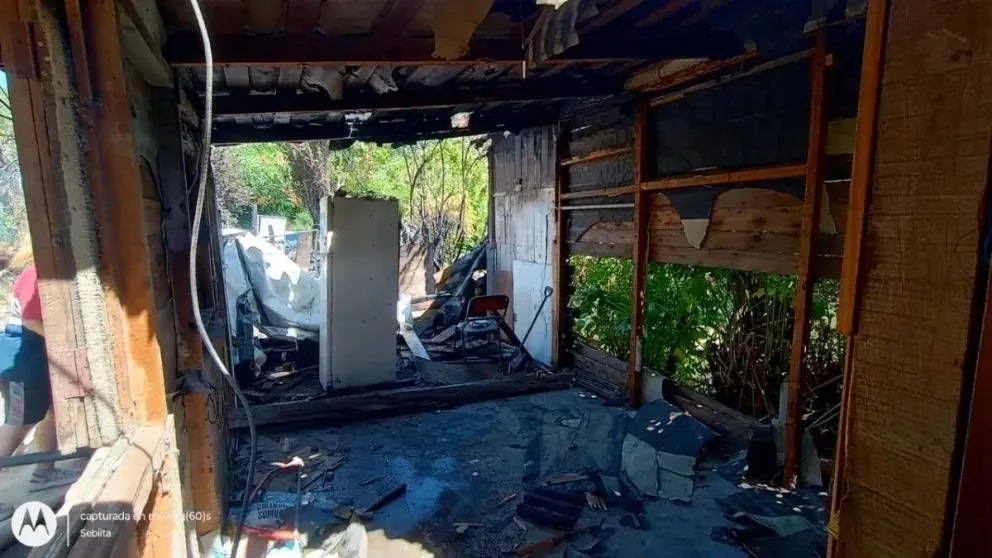 Piden ayuda tras perder parte de su casa por el fuego