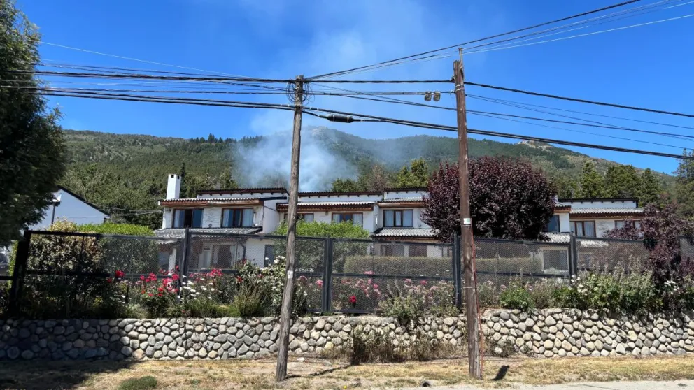 Intenso trabajo para controlar un incendio forestal cerca de viviendas en Melipal