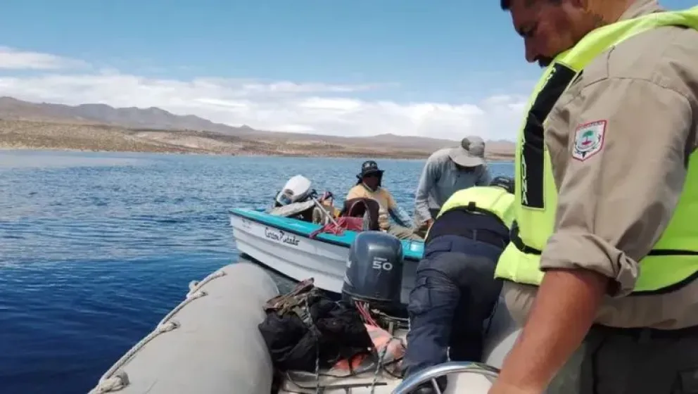 En shock y deshidratados: dos pescadores fueron hallados tras dos días a la deriva en Alicura