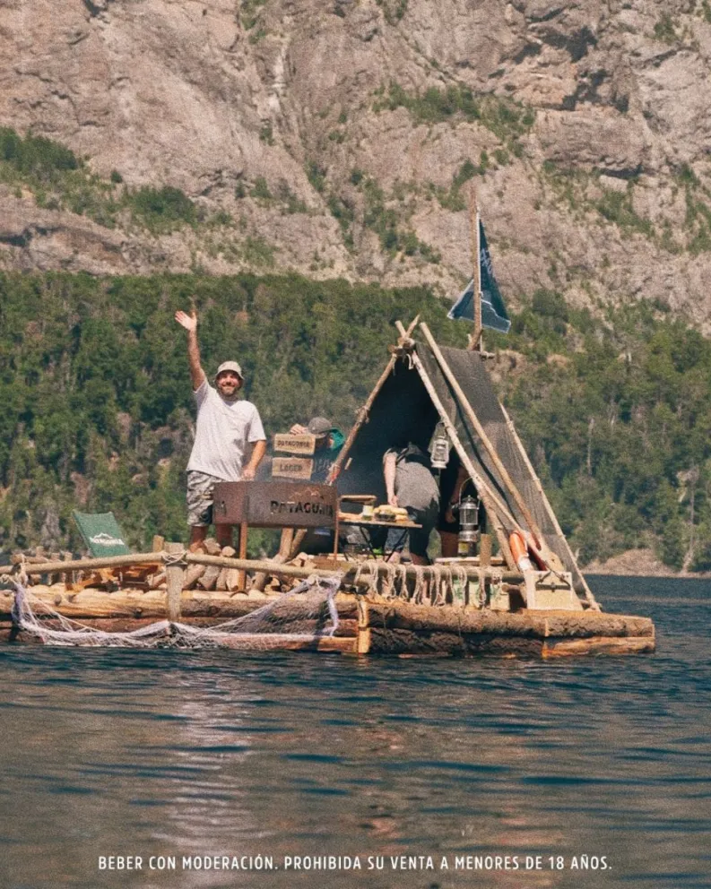 “Salva La Cocina” cocinó en una balsa en medio del lago y los invitados llegaron en kayak