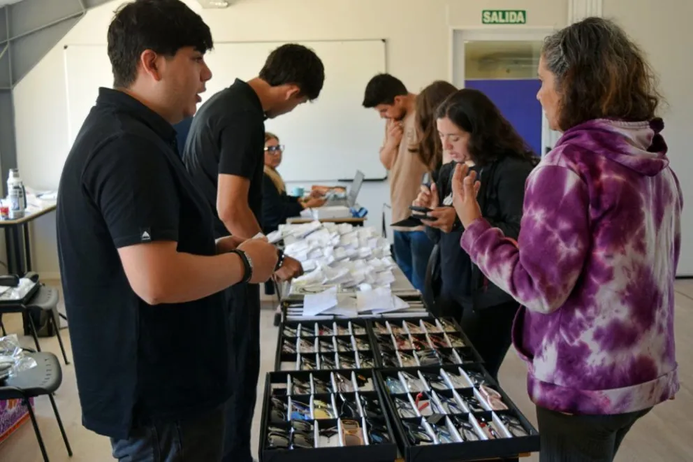 El Municipio y Médicos del Territorio entregaron lentes accesibles