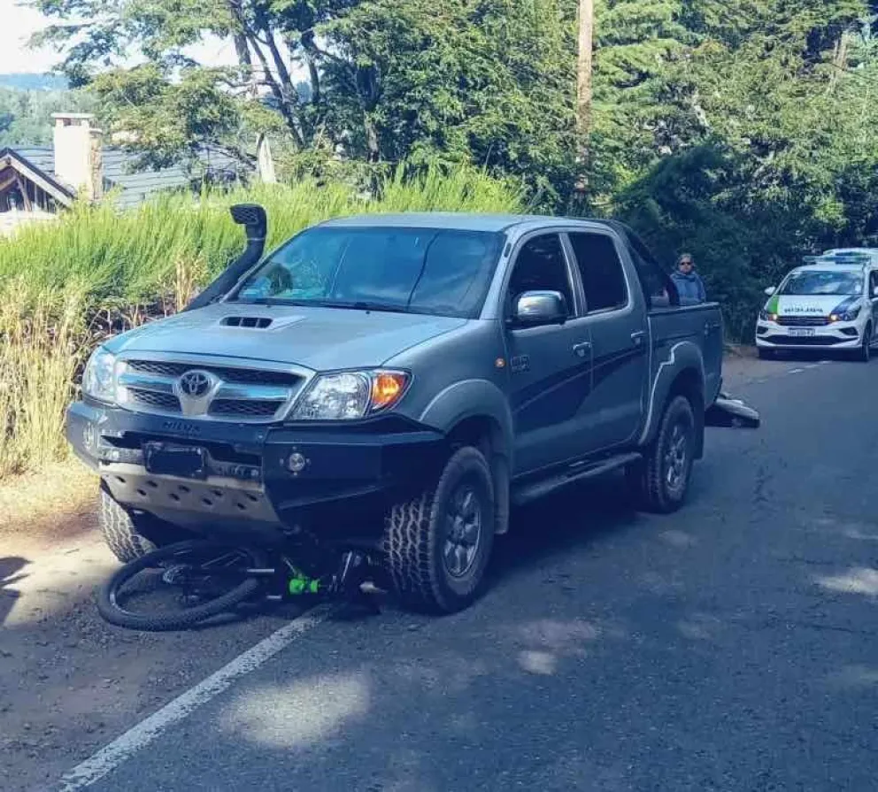 Un ciclista sufrió una fractura expuesta tras impactar contra una camioneta 