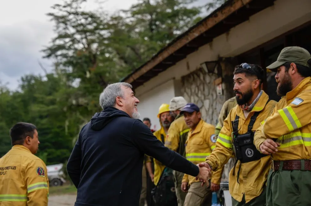 Aguiar se reunió con los brigadistas que combaten el fuego en Los Manzanos