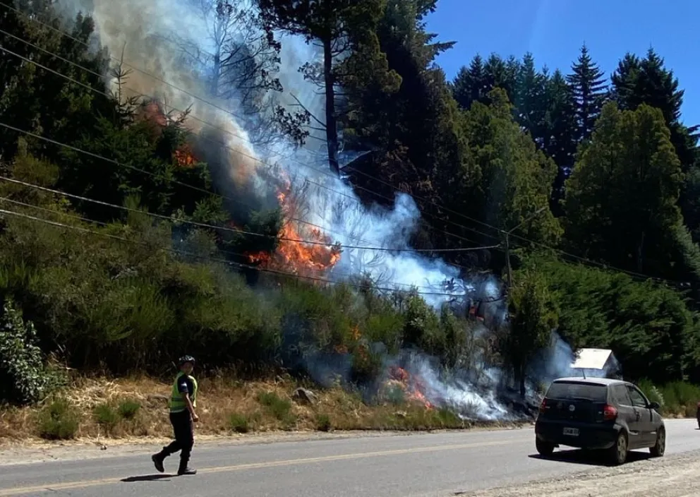 Iincendio forestal en el kilómetro 14 de Bustillo obligó a cortar el tránsito