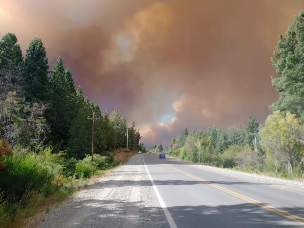Evacuaciones y corte total en la Ruta 40 por incendios | BarilocheOpina