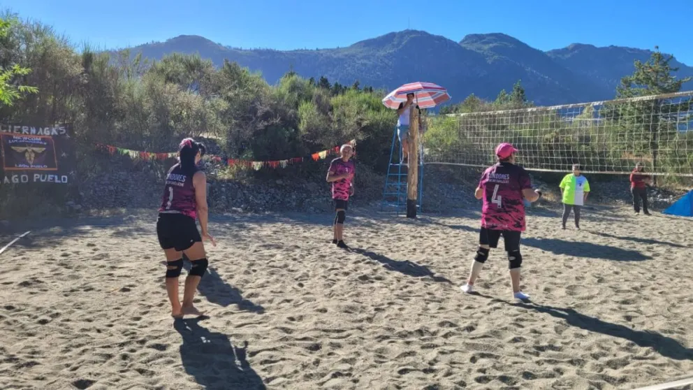 Los Cóndores de Bariloche jugaron su primer torneo de beach newcom y van por más 