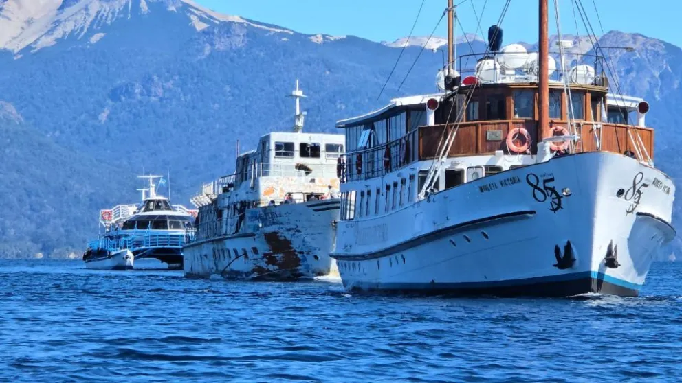 Retiran el “Flecha del Plata” de Isla Victoria tras años de abandono