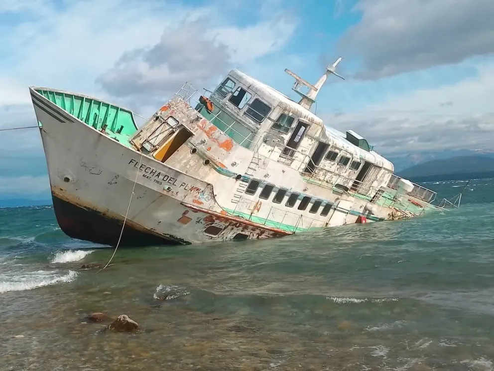 El "Flecha del Plata" volvió a quedar varado en la costa del Nahuel Huapi