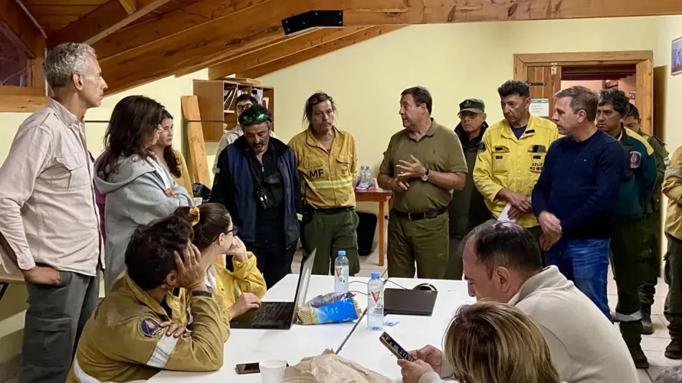 Refuerzan medidas para contener el incendio en El Bolsón