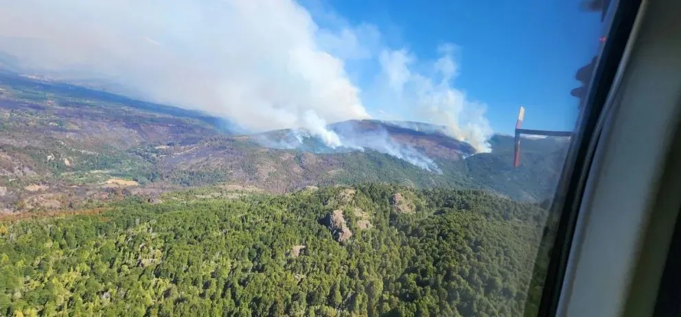 El incendio en El Bolsón continúa activo avanzando en un gran perímetro hacia partes altas